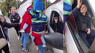 Ukrajinské ženy sa postavili za chlapa, ktorého zbalili ukrajinské orgány