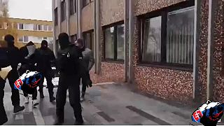Pri transporte väzňa policajtom prekážal vychýlený človek s mikrofónom