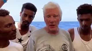 Milionár Richard Gere podporuje nelegálnu migráciu do Európy.