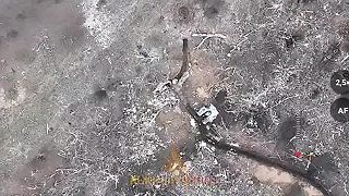 Zatiaľ čo sa pozeral na dron, granát už dávno padal k nemu