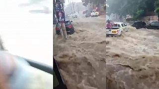 Extrémne silný prúd vody po bleskovej záplave v Santo Domingo