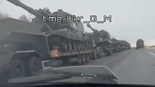 Vojenský konvoj s húfnicami 2S19 Msta-S smeruje do zóny SVO