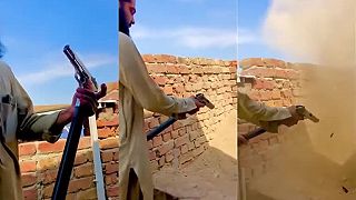 Pakistanský výrobca zbraní skúša na streche full auto pištoľ s dlhým zásobníkom