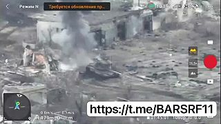 Ruský tank T-80BV prežil zásah ukrajinského FPV dronu