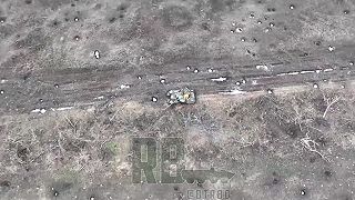 Ukrajinský tank T-64BV model 2017 vs. granáty zhadzované z dronu