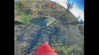 Ruský FPV dron vs. 8 ukrajinských vojakov vezúcich sa v nákladnom aute