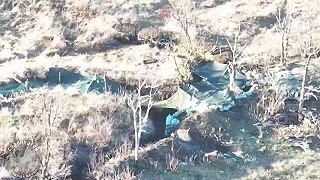 Ruský dron zachytil ukrajinského vojaka, ktorý robil čudné veci