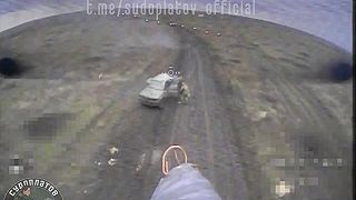 Keď Ukrajinci idúci v aute videli prilietať dron, ihneď z auta vyskočili