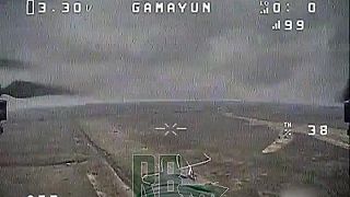 Ruský FPV dron náhodne natočil dopad kazetových bômb na ukrajinské pozície