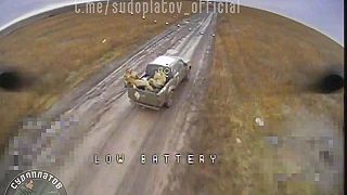 Ukrajinský vojak sa zvalil z korby idúceho auta, ruský dron ho aj tak zasiahol