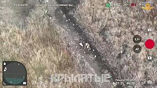 Granát zhodený z dronu padol ukrajinskému vojakovi priamo na chrbát