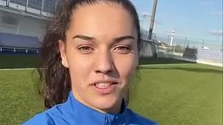 Milé dievčatko pozýva na futbal