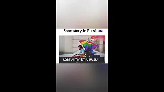 LGBTI aktivisti, si užívajú svoju krátku chvíľku na Ruskom námestí.