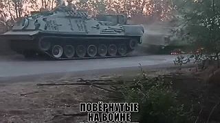 Vyprosťovacie vozidlo M88A1 ťahá poškodené bojové vozidlo M2A2 Bradley ODS-SA