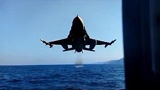 Extrémne nízky prelet stíhačky F-16 tureckého letectva