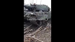 Ruskí vojaci sa prišli pozrieť na nemecký tank Leopard 2A4, ktorý ich mal zničiť