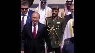 Privítanie Ruského prezidenta v Abu Dhabí vs Privítanie Germanského prezidenta