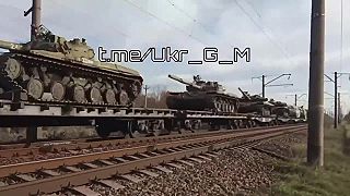 Rusi vyťahujú zo skladov daľši šrot v podobe tankov T-64