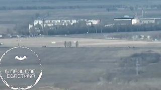 Ruský dron sleduje odpal rakiet systému M142 HIMARS