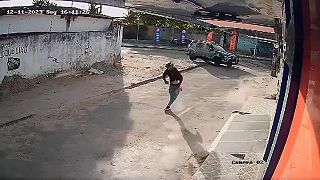 Utekať pred brazílskou políciou so zbraňou nie je dobrý nápad (DRSNÉ ZÁBERY)