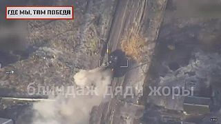 Ruský kamikadze dron Lancet premenil ukrajinský tank T-64BV na hromadu šrotu