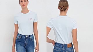 Modelka z Answear.sk v tričku Guess