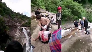 Čínsky turista sa pošmykol na vrchole vodopádu, čakal ho drsný pád, no prežil!
