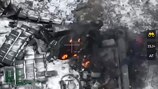 Znepokojujúci pohľad na horiaci ukrajinský tank
