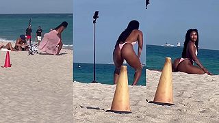 Keď influencerka ťažko pracuje na pláži (Florida)