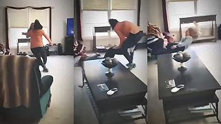 Plácla po zadku a došla odplata..
