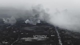Masívne delostrelecké ostreľovanie Novomychajlivky zachytené ruským dronom