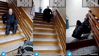 Hrdina Ruska vytiera nemocničné schodiská