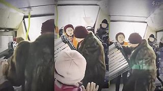 Ruska ukradla verejnú lavičku a v MHD si ju chce zobrať domov