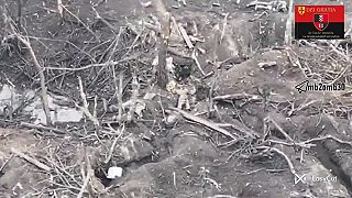 Hromady okupantov povaľujúcich sa pri Synkivke