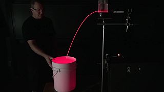 Laserový lúč možno uväzniť v prúde vody, rovnako fungujú aj optické káble
