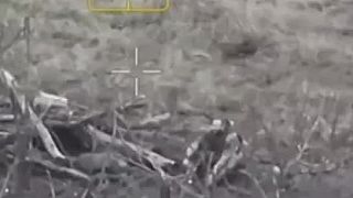 Kamikadze dron obhliada teren