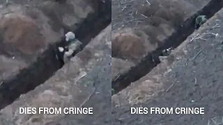 Okupant nakúka zo zákopu