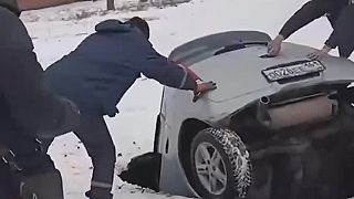 Vo „výtlku“ skončilo celé auto aj s vodičkou (Rusko)