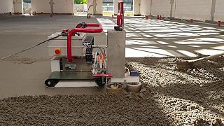 Táto firma poter vyrovnáva a hladí pomocou robota Floor Master
