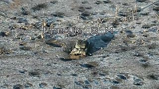 Ruský kamikadze dron naložil ukro náckom, ktorí sa schovávali za zničeným tankom