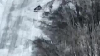 Okupant sa snaží zostreliť kamikadze dron