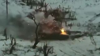 M2A2 Bradley nakladá okupantskému tanku T-90