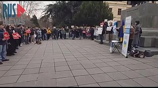 Rusi vyšli do ulíc a s transparentami Putin do Hágu