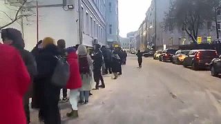 Tisíce Rusov stoja v mraze frontu, aby nepodporili Putina vo voľbách
