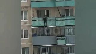 Samovražda skokom z balkónu