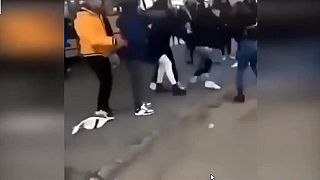 Medzí tínedžermi sa na autobusovej stanici strhla bitka. Ľudia sa len prizerali
