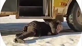 Sprievodca pomohol staršej pani pri vystupovaní z autobusu