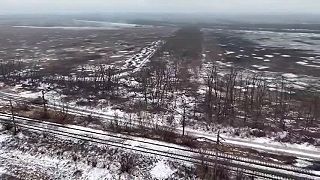 T-64BV rozpára BMP okupantov vysoko výbušným granátom