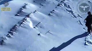 Po zásahu kamikadze dronom rusi utiekli a nechali svojho kolegu umrieť!