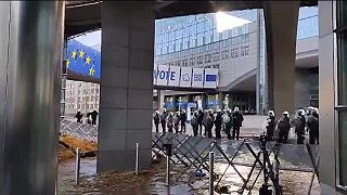 Poľnohospodári začali obliehať Európsky parlament
